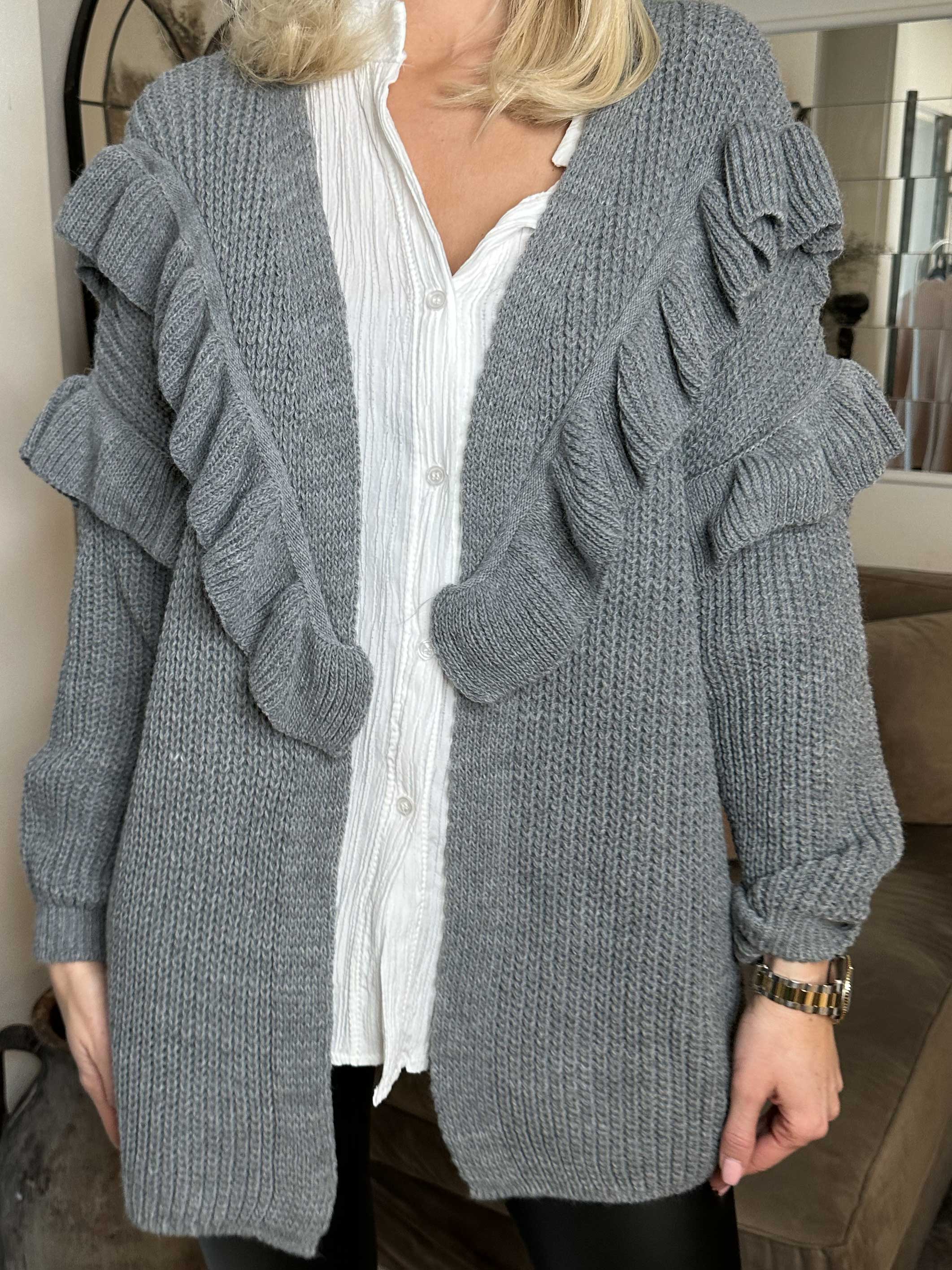 Ellis Cardigan - Lækker strikcardigan med fine flæsedetaljer